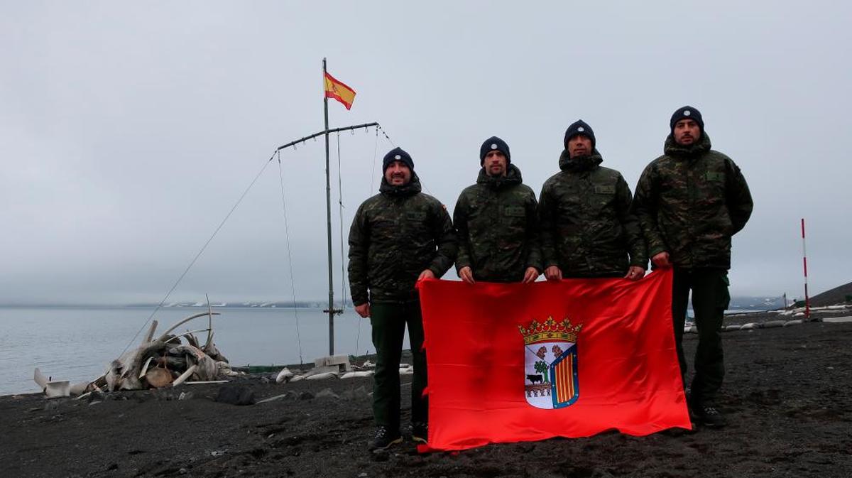 Los cuatro militares del Regimiento de Ingenieros, con la bandera de Salamanca, en la Antártida.