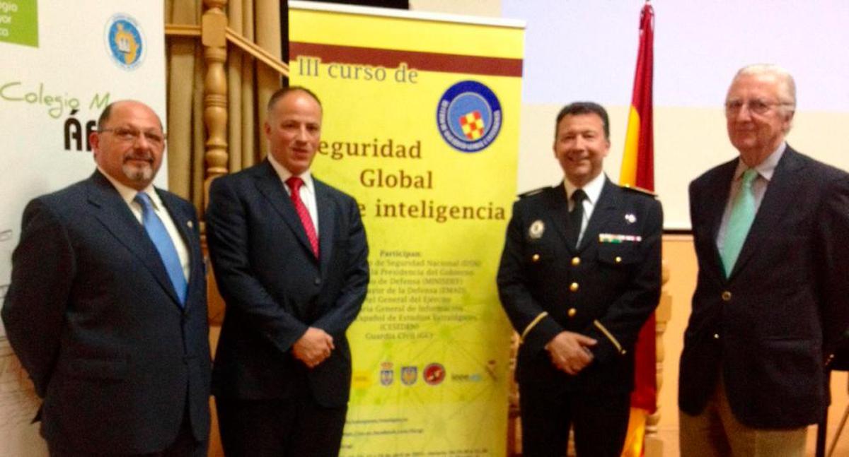 Alejandro Herrero Zarzuela (segundo por la derecha), nuevo intendente de la Policía local de Salamanca