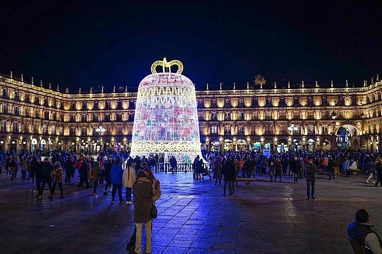 La campana que preside esta Navidad la Plaza Mayor de Salamanca