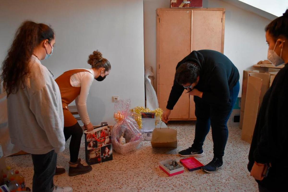 Los integrantes de la comisión de fiestas de Encinas de Arriba revisando las bolsas vacías de los regalos