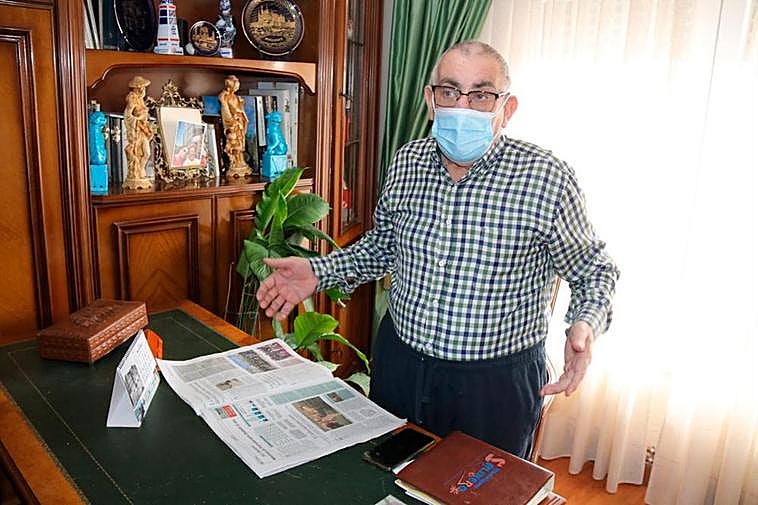 Manuel Salinero repasa LA GACETA en el despacho de su casa en Peñaranda