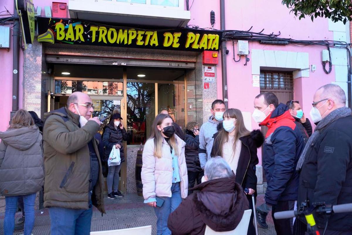 Varias personas celebran el primera premio en Logroño