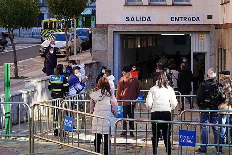 Varias personas esperan para someterse a pruebas de antígenos en el centro de San Juan.