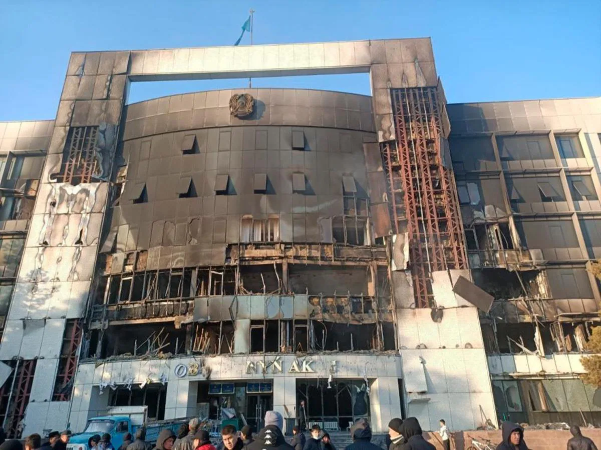 Edificio oficial asaltado durante las protestas en Kazajistán