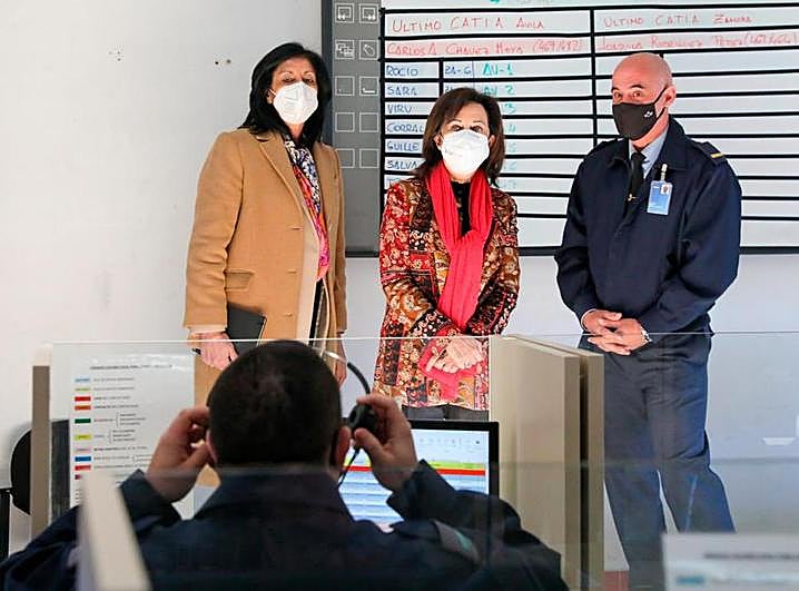 Margarita Robles en su visita a los rastreadores militares