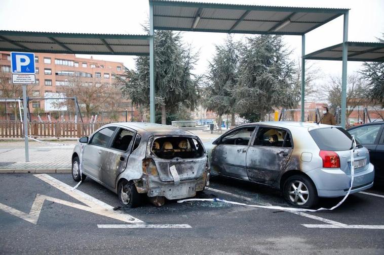 Dos coches calcinados en la Avenida de Portugal