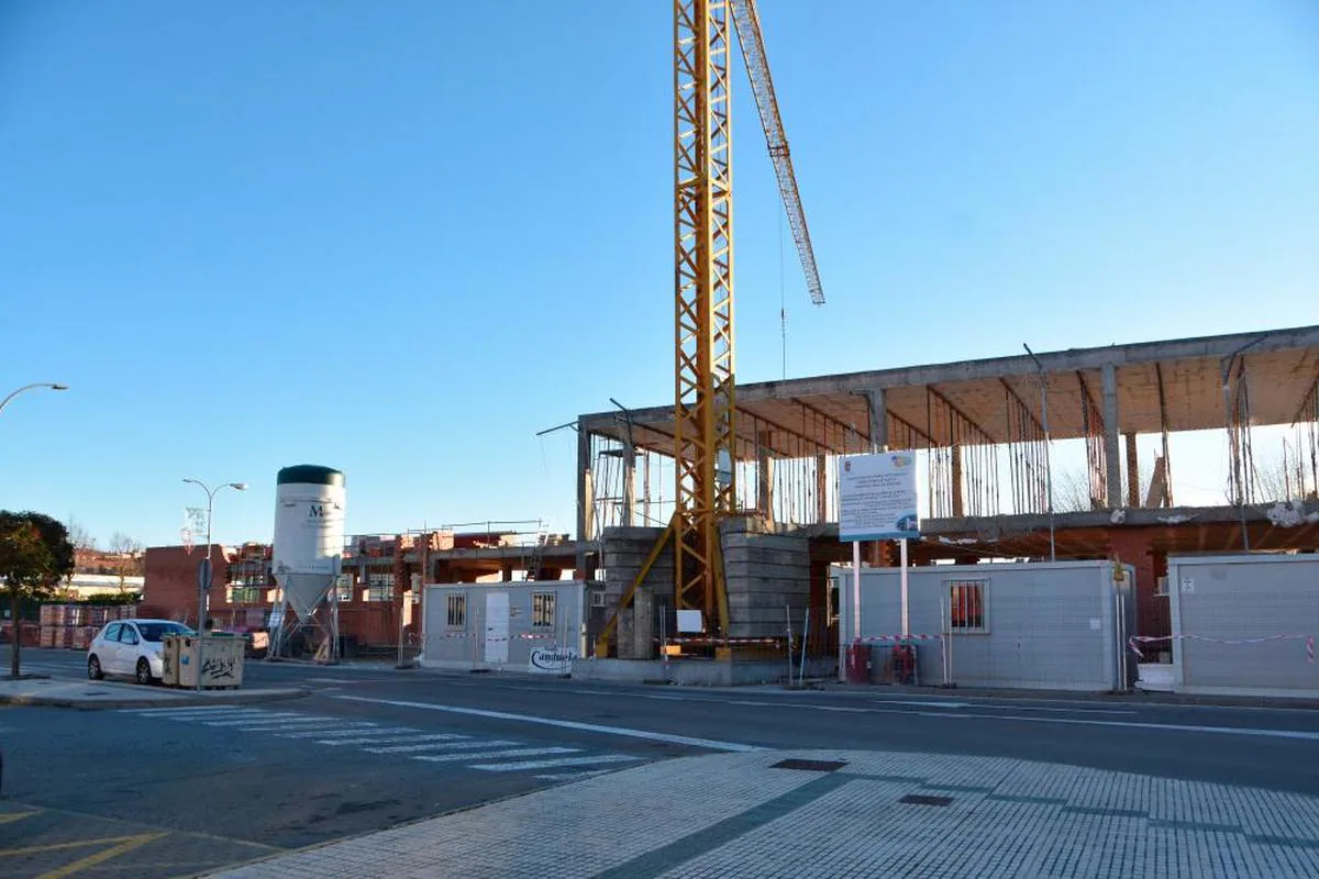 Imagen de la obra de los nuevos vestuarios de la piscina de verano, con las paredes ya levantadas