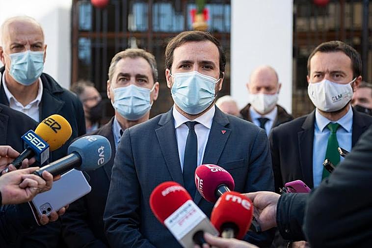 El ministro Garzón atendiendo a los medios