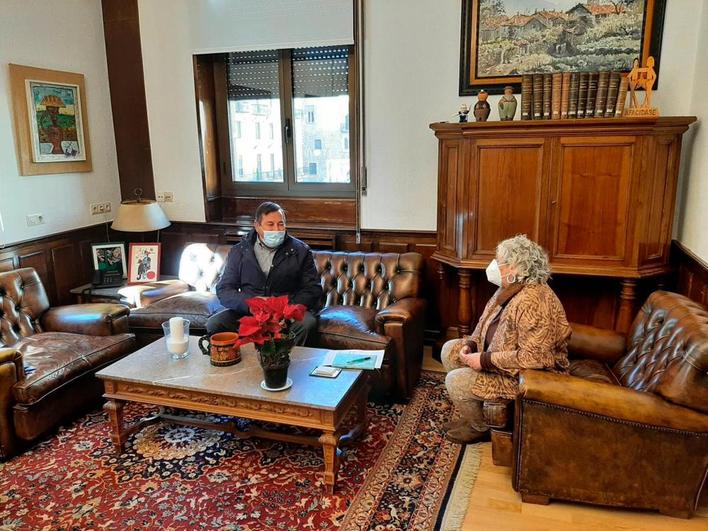 Francisco Navarro y Encarnación Pérez durante la reunión.