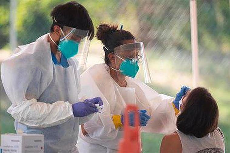 Trabajadores sanitarios realizando test.