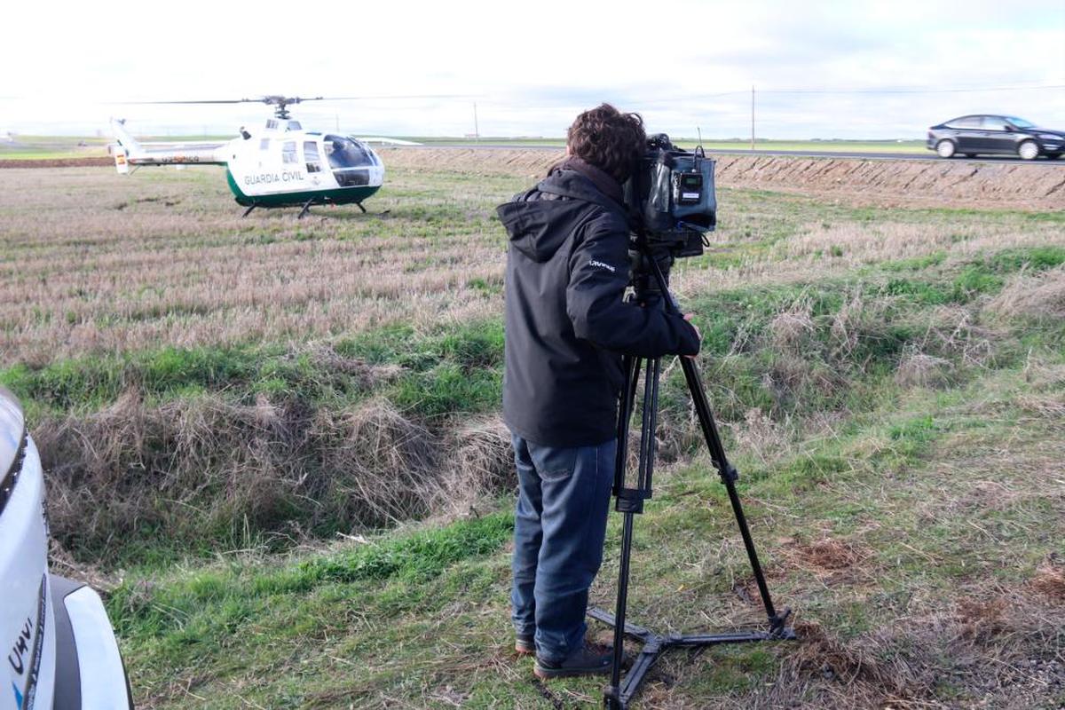 Una cadena de televisión grabando el helicóptero de la Guardia Civil.