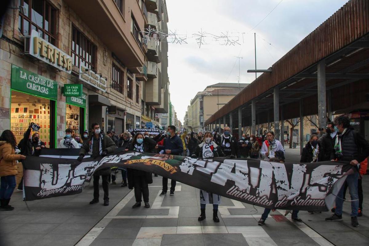 ‘Corteo’ de la afición del Unionistas, durante el que tuvieron lugar el intento de agresión, las amenazas y el robo.