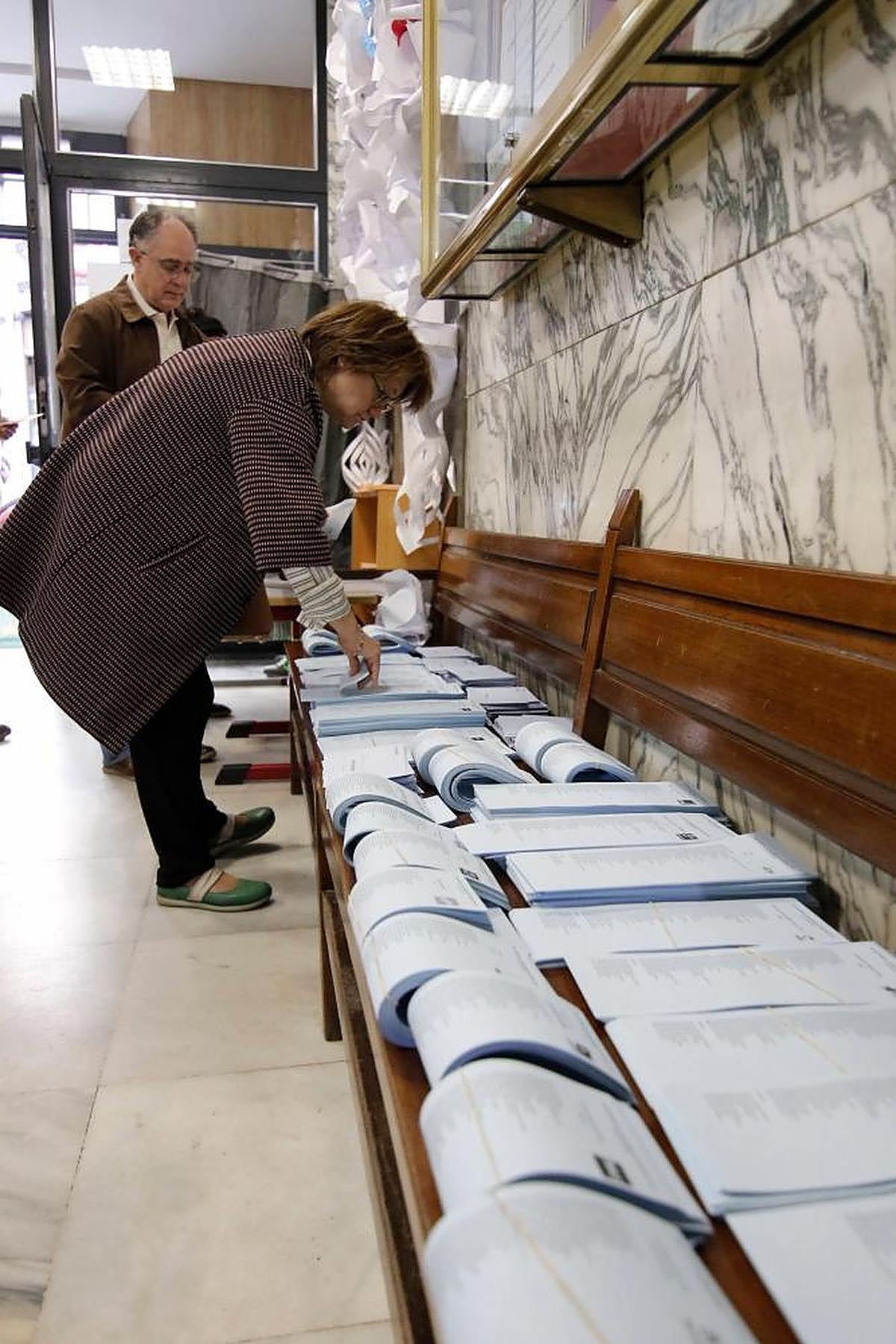 Las papeletas con las candidaturas en un colegio electoral durante las pasadas elecciones autonómicas.