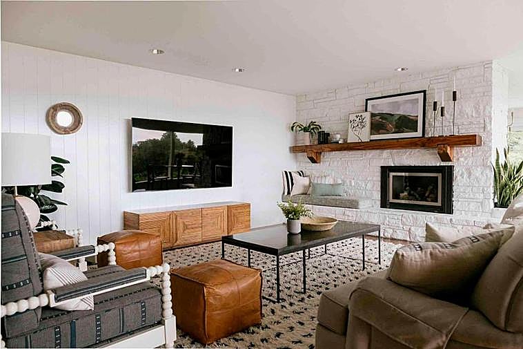 Un salón con paredes blancas.