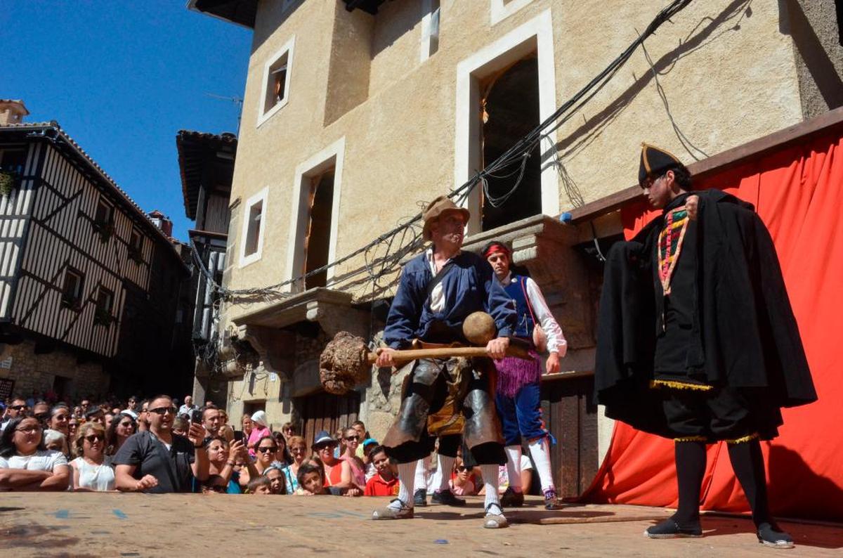 La Loa se representa al aire libre en la plaza de la iglesia de La Alberca