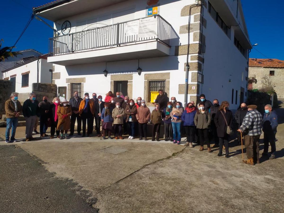 Los vecinos de Aldeacipreste y de Valbuena se concentraron ante el consultorio.