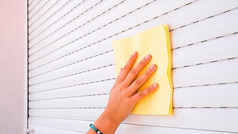 El truco para limpiar las persianas por fuera.