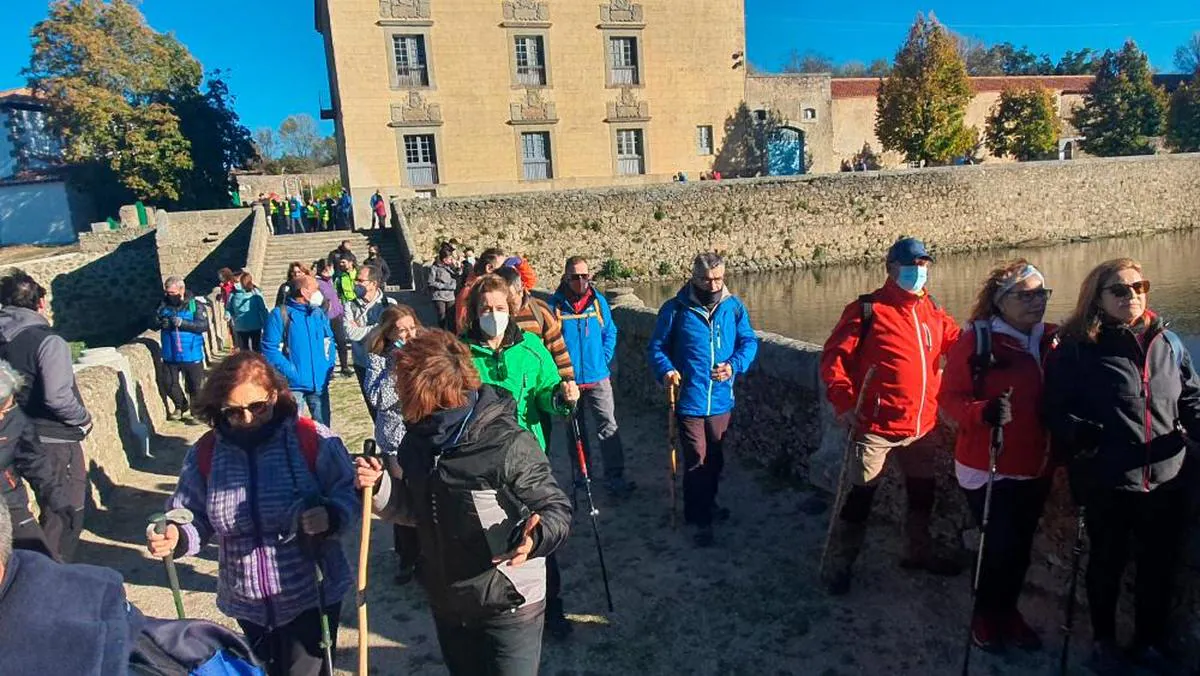 Imagen de público en una visita al jardín renacentista de El Bosque de Béjar