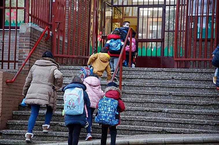 Varios niños entran al colegio esta semana