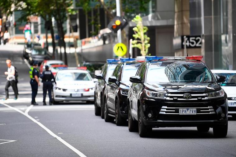 Coches de la Policía esperando para llevar a Djokovic al aeropuerto