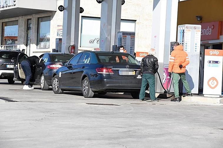 Vehículos portugueses repostando en una de las gasolineras de la villa fronteriza de Fuentes de Oñoro.