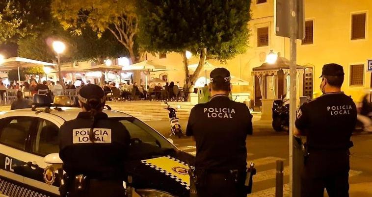 Agentes de la Policía local de Elche durante un servicio