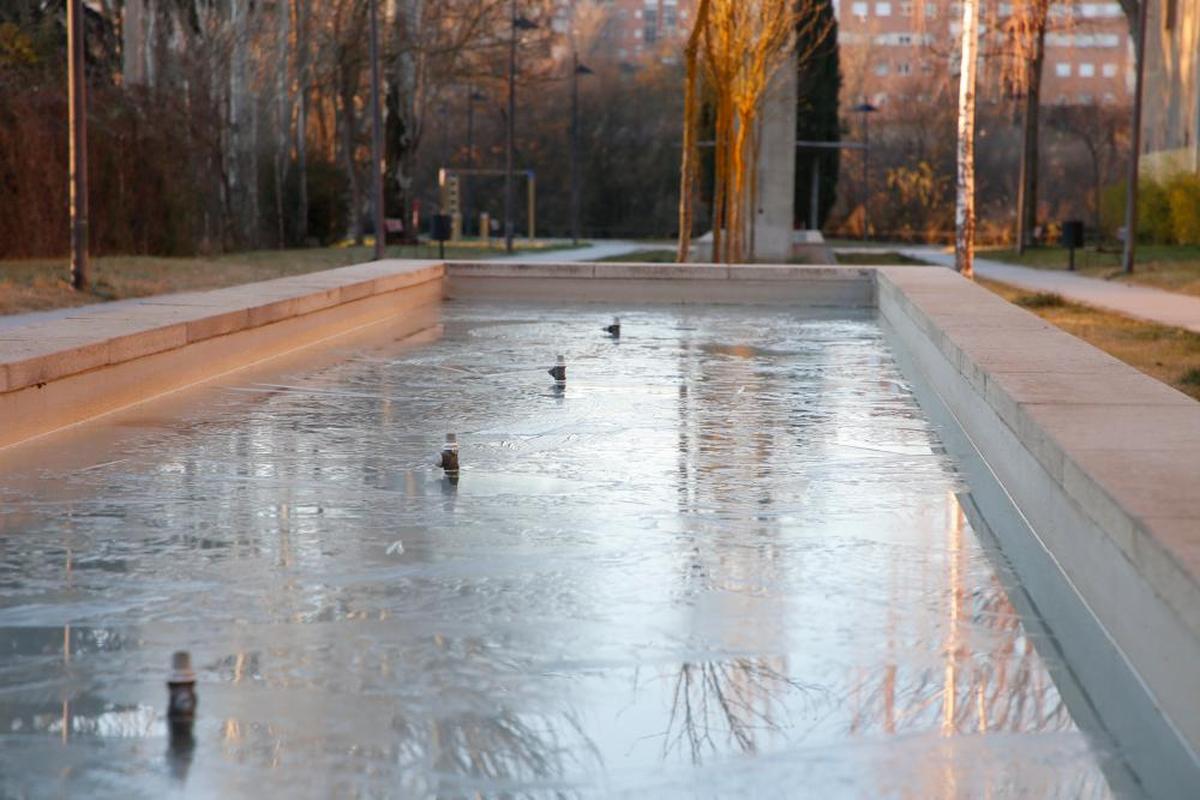 Una fuente helada junto al río