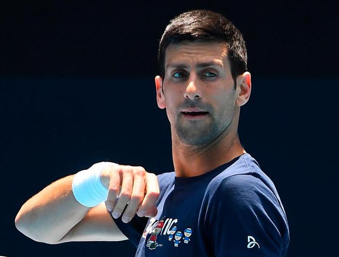 Novak Djokovic sigue en el ojo del huracán