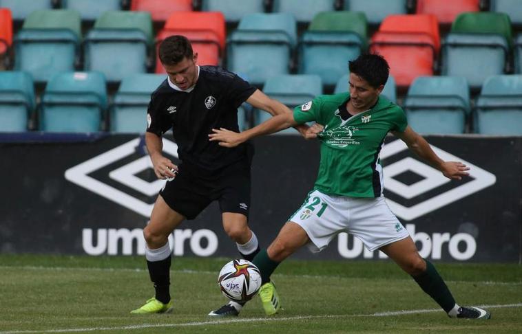 Alberto Espeso trata de robarle el balón a Cristóbal Gil en un partido amistoso