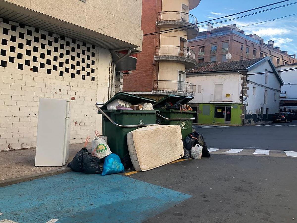 Estado de la calle Nogalera el martes por la mañana en Béjar con basura y enseres, que fueron recogidos después