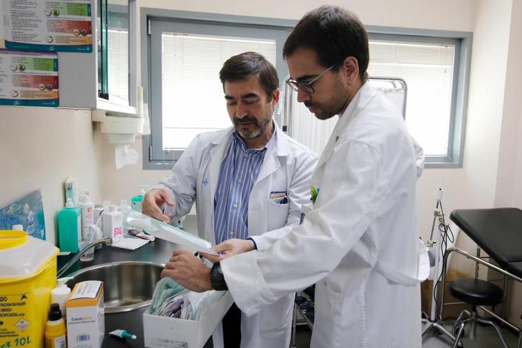 Alfonso Romero, tutor del centro de salud Miguel Armijo, en imagen de archivo con un joven médico