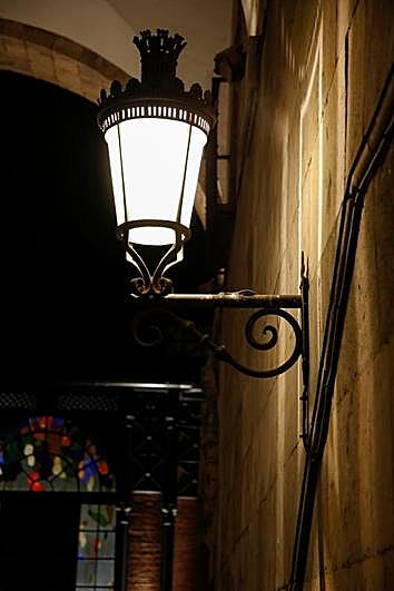 Una de las farolas de la iluminación eléctrica de la Plaza Mayor