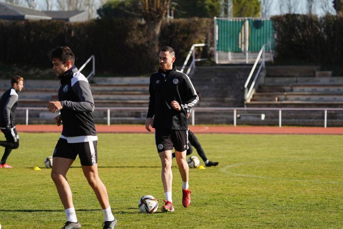 Mikel Bueno, nuevo delantero del Salamanca, con el balón en Las Pistas