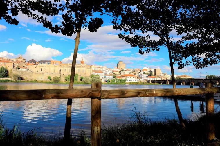 Vista de Alba de Tormes desde la Isla de Garcilaso con los principales monumentos