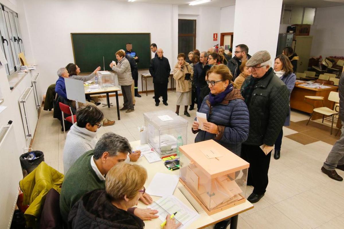 Ciudadanos depositan su voto