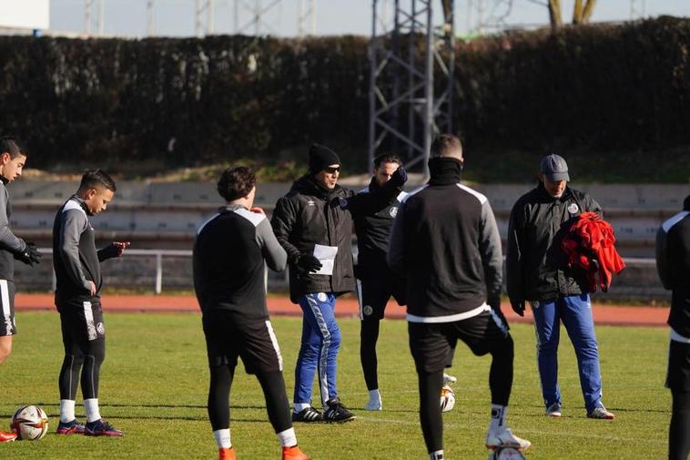 Antonio Calderón da instrucciones en un entrenamiento.