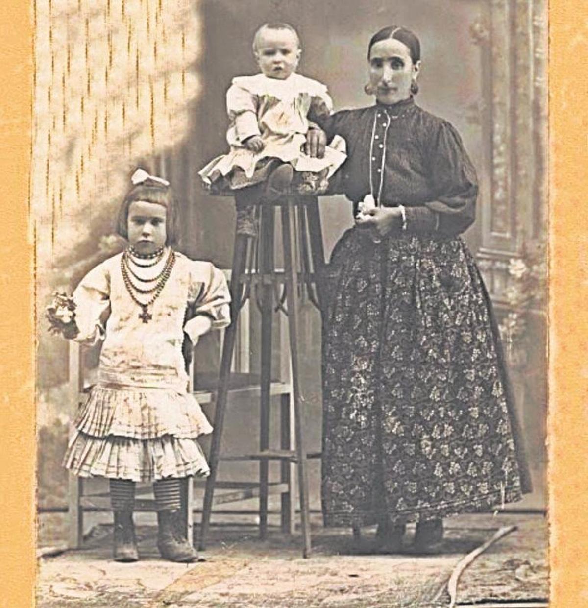 Josefa San Román, junto a su hermana pequeña y su madre hace cien años.