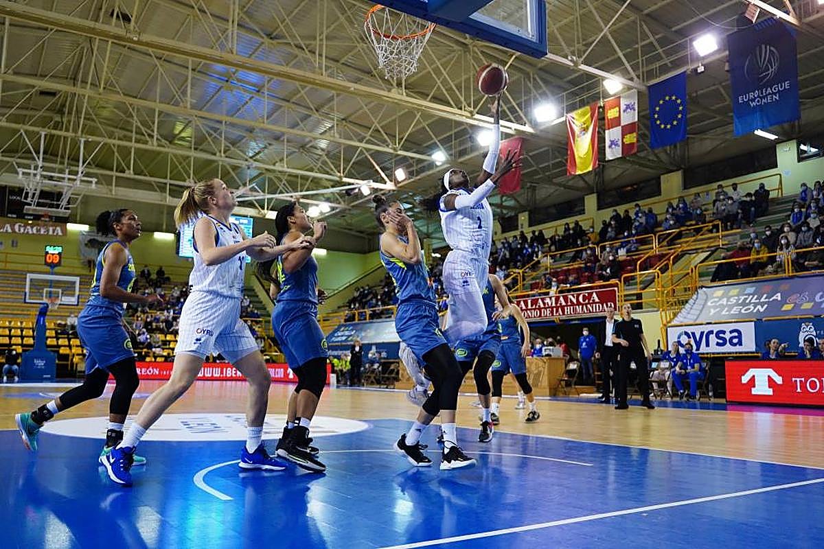 Copper deja una bandeja en el partido contra el Praga.