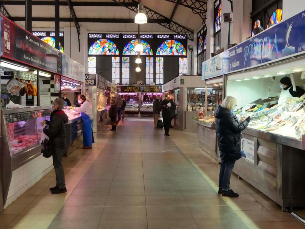 Pocos clientes en los diferentes establecimientos del mercado de Salamanca.