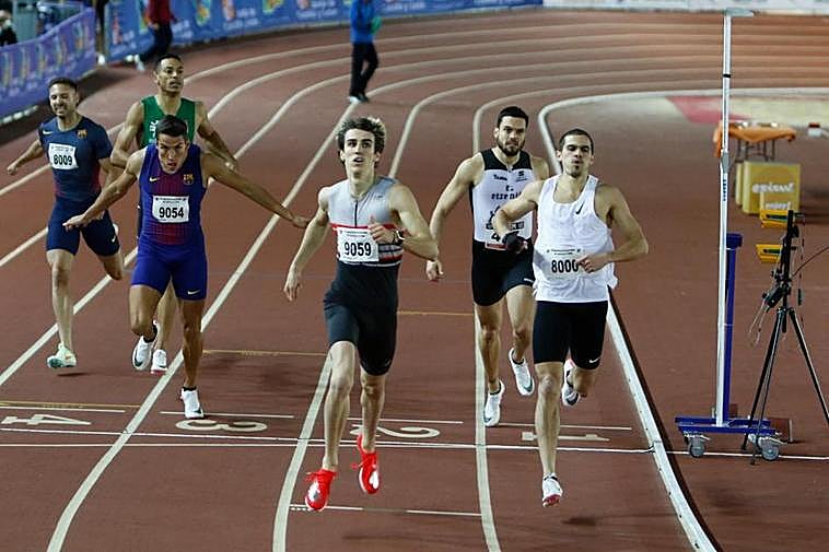 Bernat Erta cruzando la línea de meta.