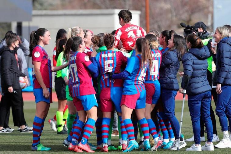 Virginia Torrecilla, manteada por las jugadoras del FC Barcelona