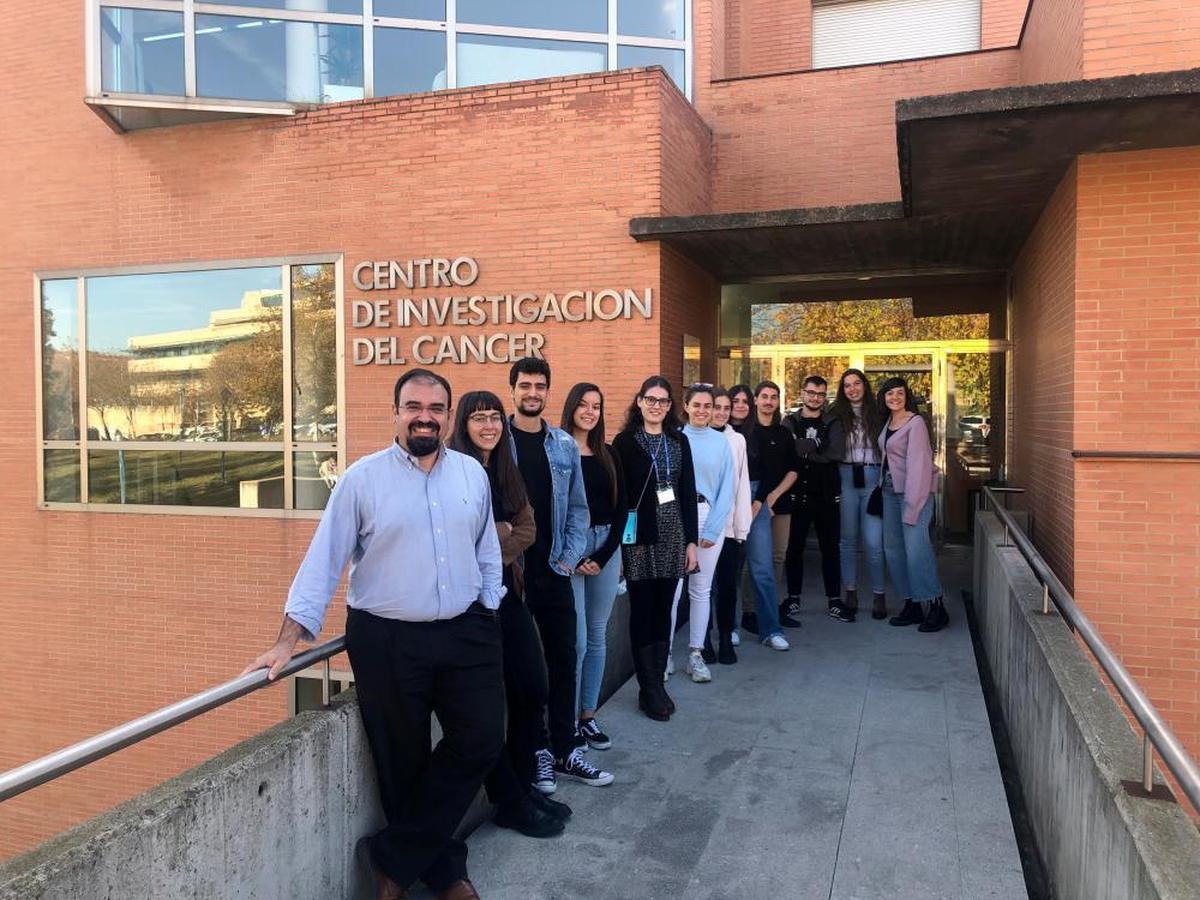 Manuel Fuentes (izqd.) junto a todo su equipo del Centro del Cáncer.