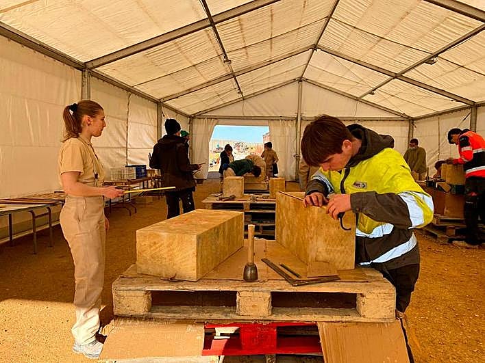 Los alumnos con las mediciones en la carpa habilitada