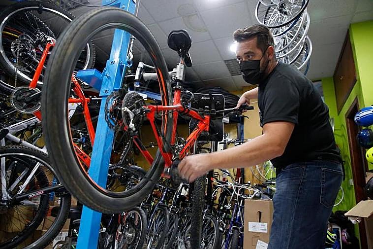 Un mecánico revisa el estado de una bicicleta