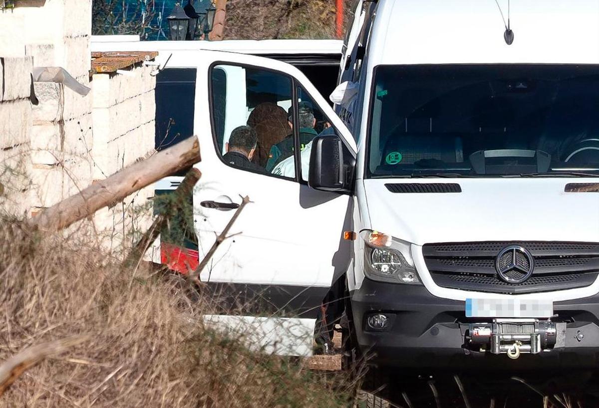 Ramón C. a su llegada a su domicilio acompañado por la Guardia Civil