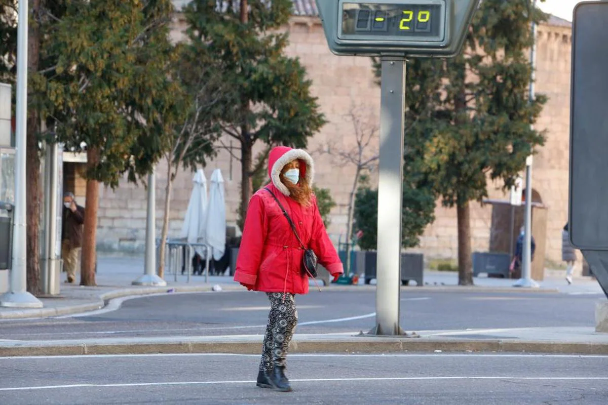 Una mujer camina por el centro de Salamanca bajo cero