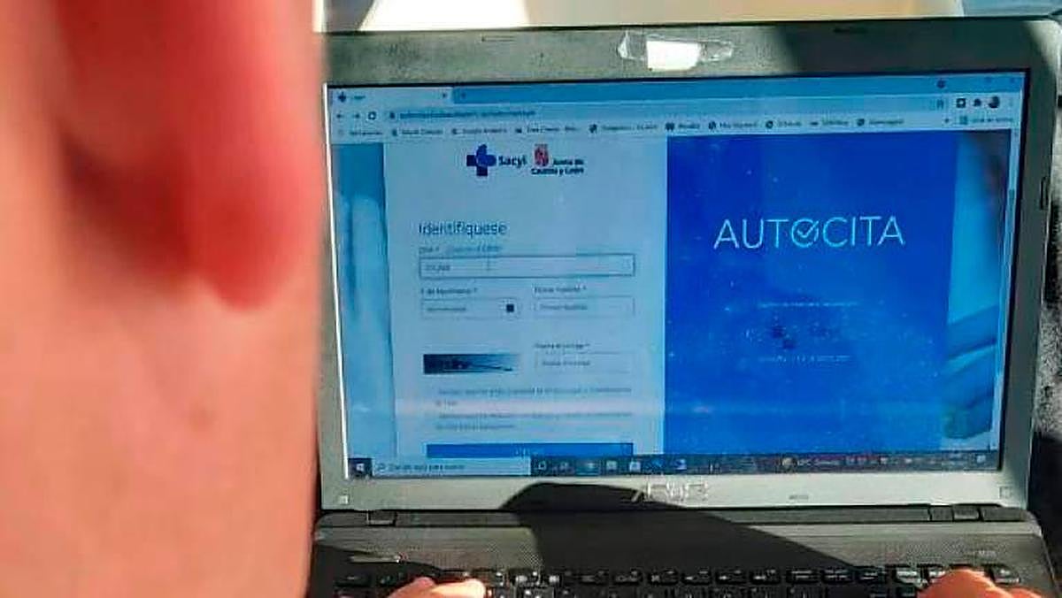 Un usuario gestiona la autocita de vacunación a través de la web de Sacyl