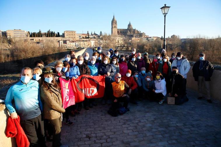 Integrantes de la Asociación Cultural y Deportiva VALE de León, iniciaron ayer la ruta en el Puente Romano.