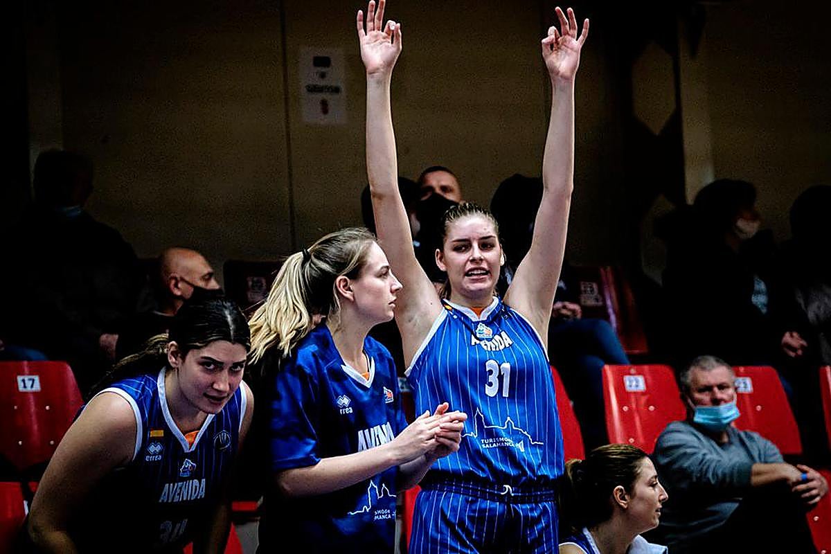 Fasoula, Karlie Samuelson, Bella Alarie y Leo Rodríguez, en el partido del miércoles en Hungría.