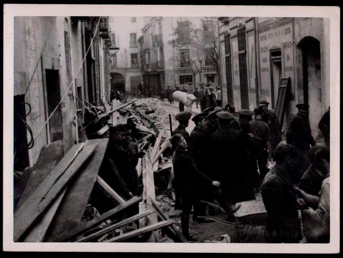 Escombros en la calle Pérez Pujol (ahora Concejo) tras el ataque aéreo, en una imagen procedente de los fondos de la Biblioteca Nacional de España